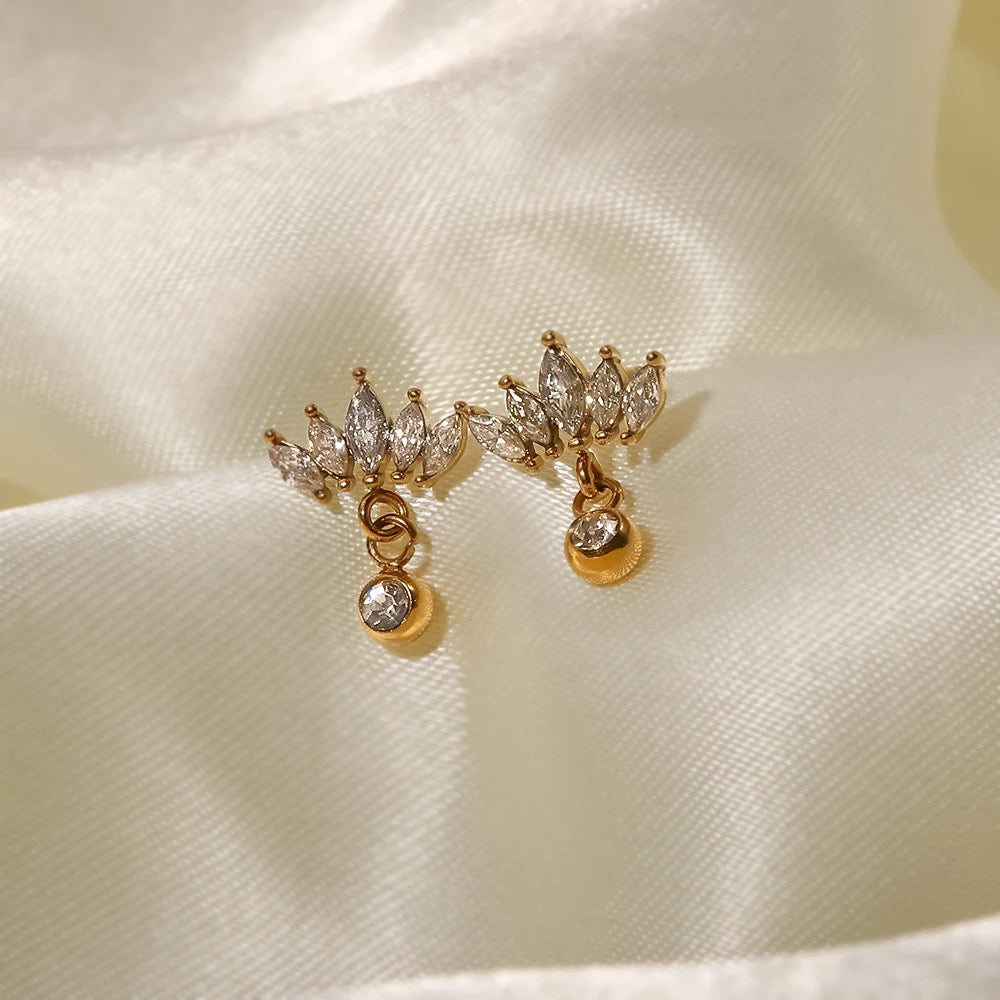 Pera flower stud earrings